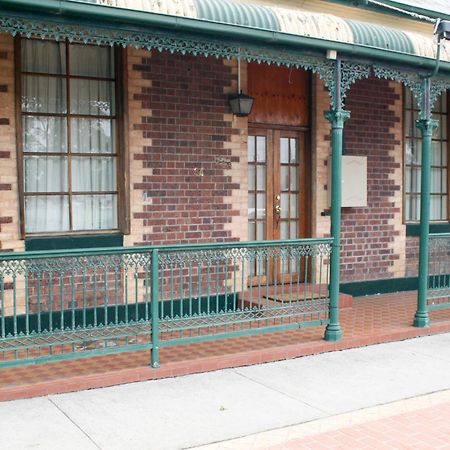 34 On Emily Seymour Exterior foto