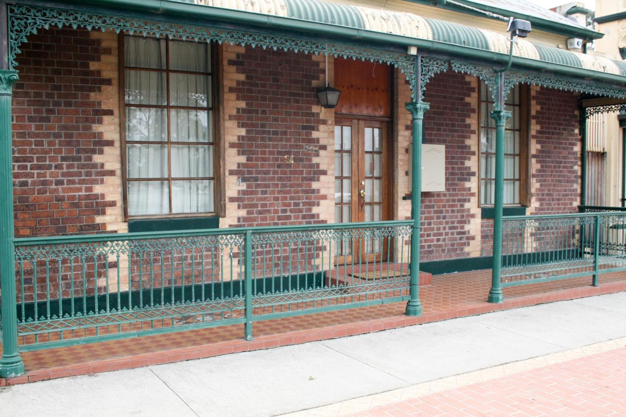 34 On Emily Seymour Exterior foto